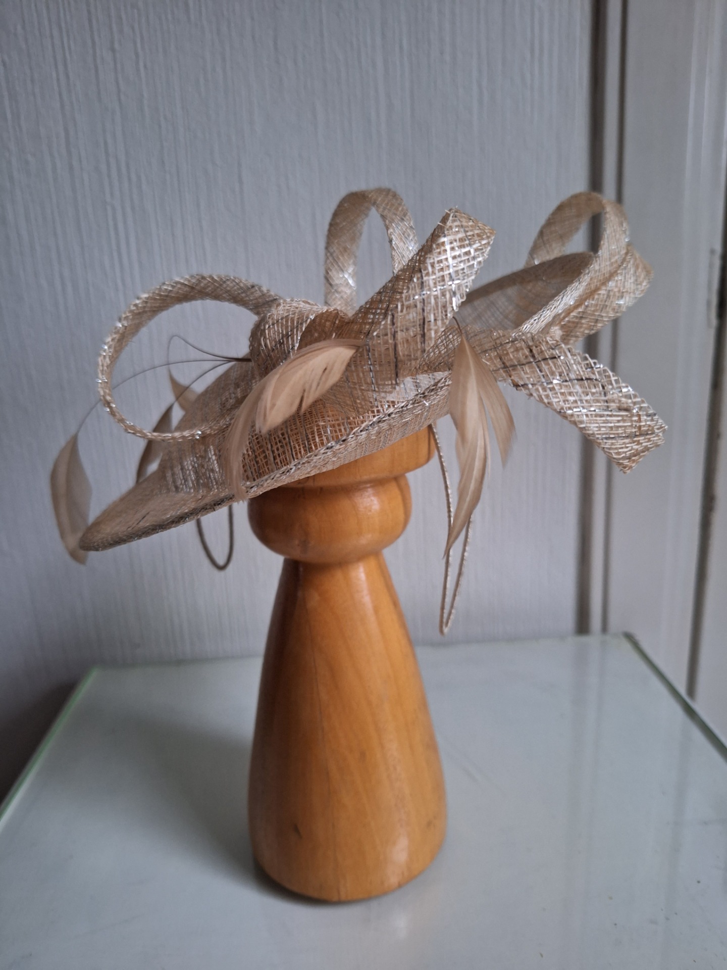 Feestelijke schotelhoed.